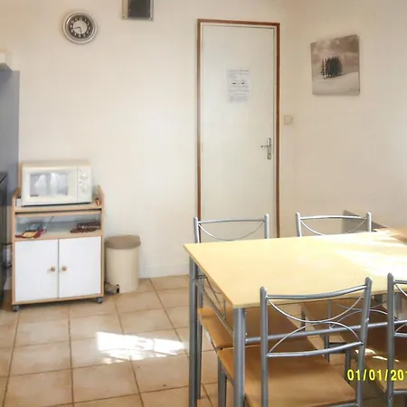 A Avec Piscine Partagee Et Vue *