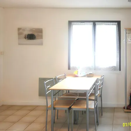 A Avec Piscine Partagee Et Vue